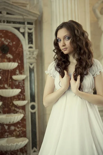 Retrato de una hermosa joven victoriana en vestido blanco —  Fotos de Stock