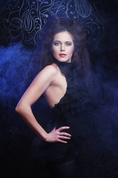 Красивая модная женщина в черном платье — стоковое фото