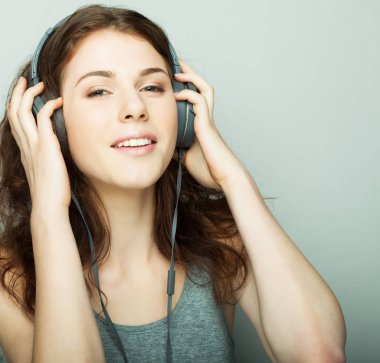 Yaşam tarzı ve insan konsepti: müzik dinleyen kulaklıklı genç kadın.