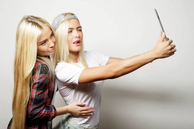 selfie dijital tablet ile alarak iki hippi kız arkadaş s