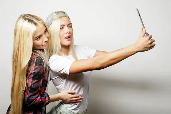 Dos chicas hipster amigos tomando selfie con tableta digital, s —  Fotos de Stock