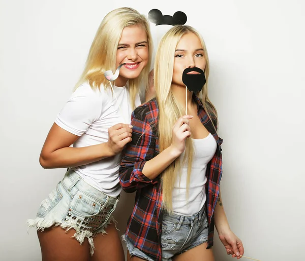 Zwei stylische sexy Mädchen beste Freunde bereit für Party — Stockfoto