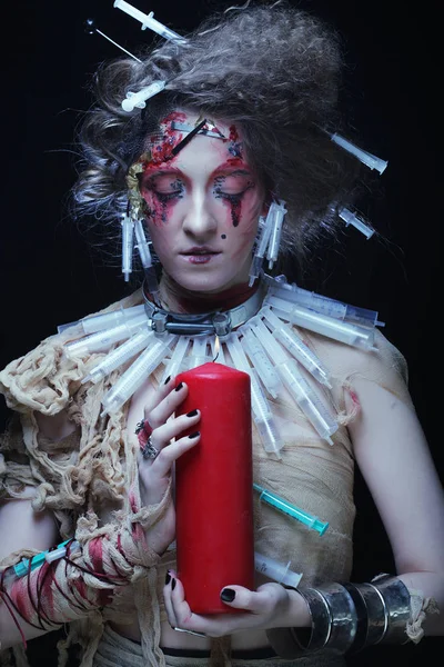 Mujer joven con disfraz de carnaval sosteniendo una vela . — Foto de Stock