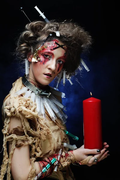 Молодая женщина в карнавальном костюме держит свечу . — стоковое фото