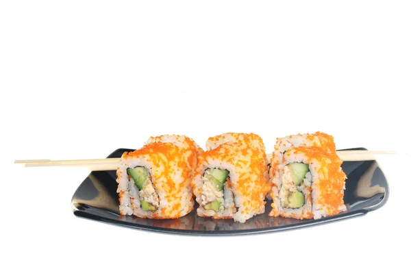 Rollos japoneses en plato negro . — Foto de Stock