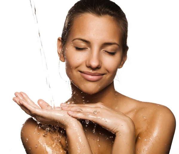 Vrouw met een druppels water op haar zuivere gezicht — Stockfoto