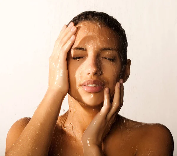 Frauengesicht mit Wassertropfen — Stockfoto