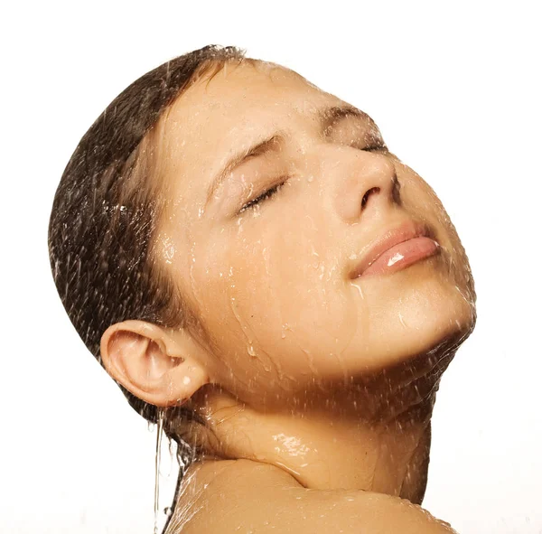 Vrouw gezicht met waterdruppel — Stockfoto
