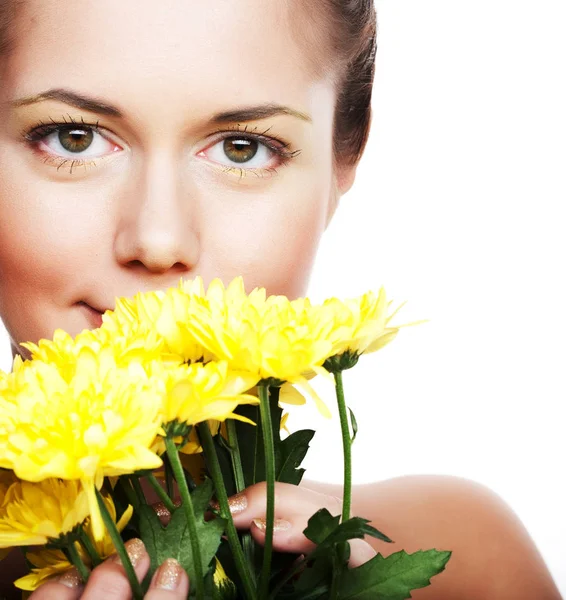 Image d'une jeune femme aux chrysanthèmes jaunes — Photo