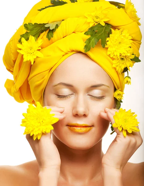 Image d'une jeune femme aux chrysanthèmes jaunes — Photo