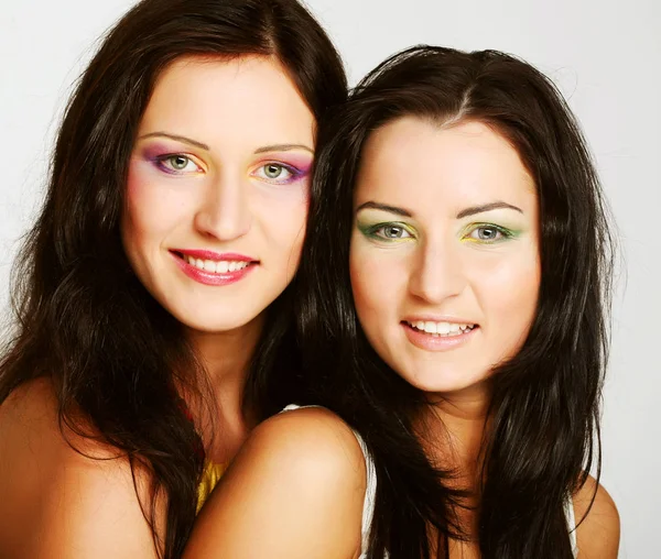Дві дівчини друзі разом посміхаються — стокове фото