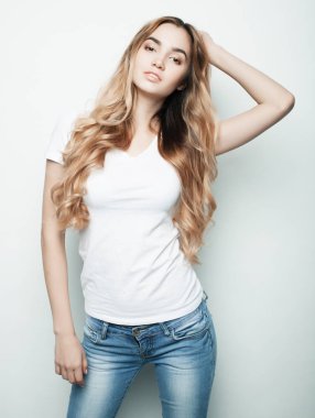 Stüdyoda manken pozu, beyaz arka plan