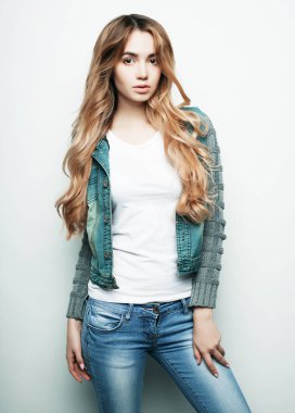 Stüdyoda manken pozu, beyaz arka plan