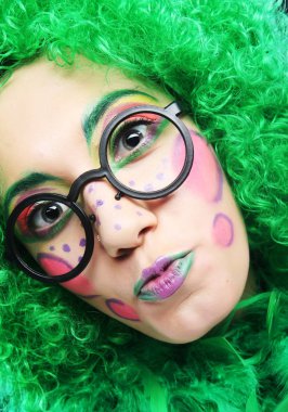 Yaratıcı görünüşlü çılgın kadın.