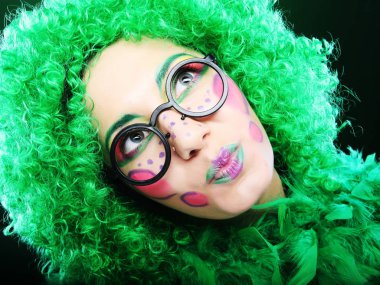 Yaratıcı görünüşlü çılgın kadın.