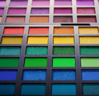 çok renkli göz gölgeler