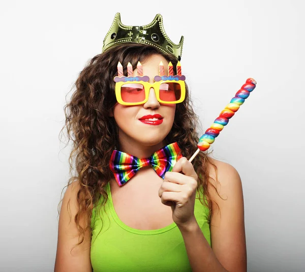 Jovem pronta para a festa - sorriso e feliz . — Fotografia de Stock