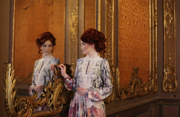 Belle femme debout dans la salle du palais avec miroir . — Photo