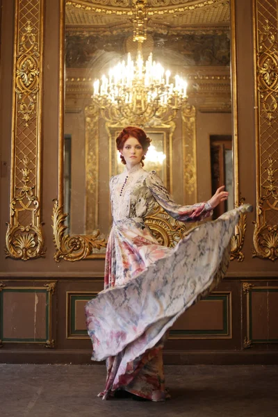 Mulher elegância com vestido voador na sala do palácio — Fotografia de Stock