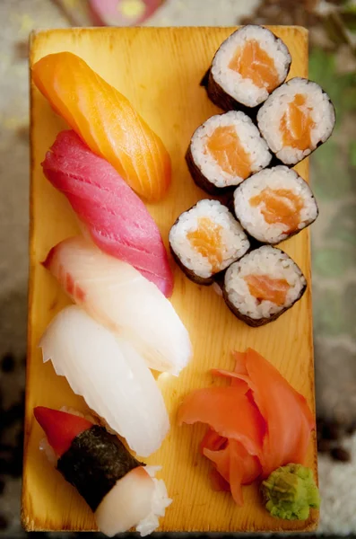 Chutné sushi v japonské restauraci — Stock fotografie