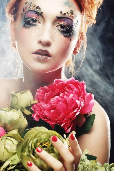 아름 다운 redhair 여자 들고 꽃 — 스톡 사진