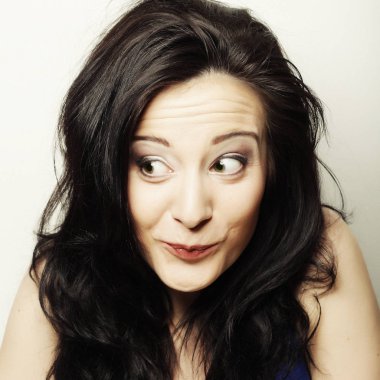 Gülümseyen esmer kadın.