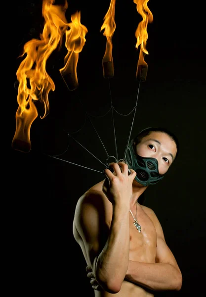 Asiatisk man med eldshow — Stockfoto