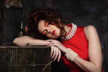 Tiyatro sc bir arka plan üzerinde parlak kalıcı makyaj ile genç kadın