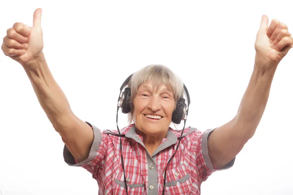 Funny vieille dame écouter de la musique et montrer pouces vers le haut. — Photo