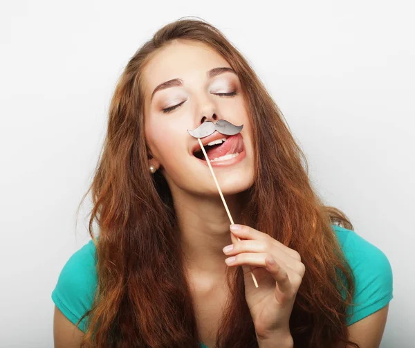 Jovem mulher feliz com bigodes falsos — Fotografia de Stock
