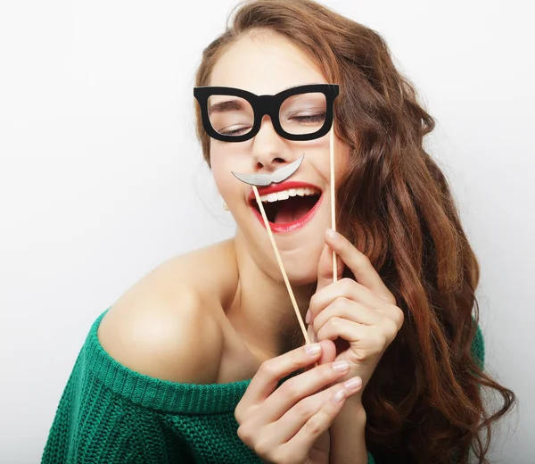 Jovem mulher feliz com bigodes falsos — Fotografia de Stock