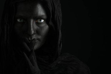 model siyah bir yüzü ile.