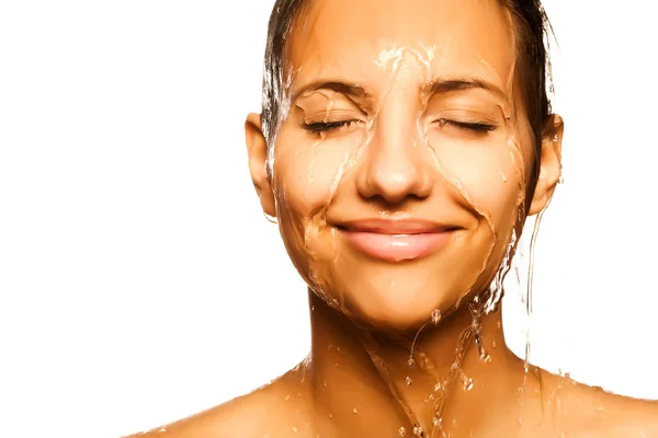 Vrouw gezicht met waterdruppel — Stockfoto