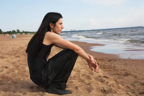 Hombre con el pelo largo en la playa —  Fotos de Stock