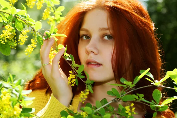 Fille rousse souriante, en plein air — Photo