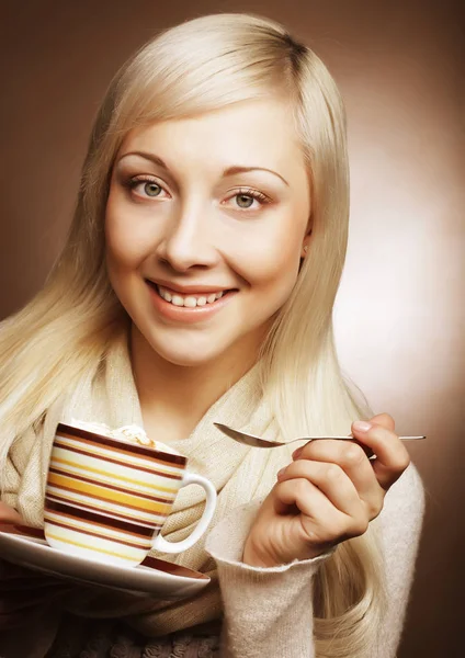 Jeune femme avec une tasse de café — Photo