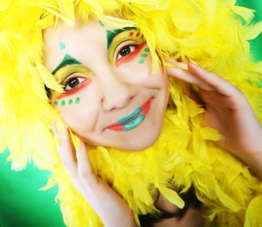 komik kız yeşil arka plan üzerinde