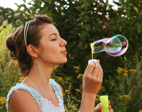 Woman  starts soap bubbles — Stock Photo, Image