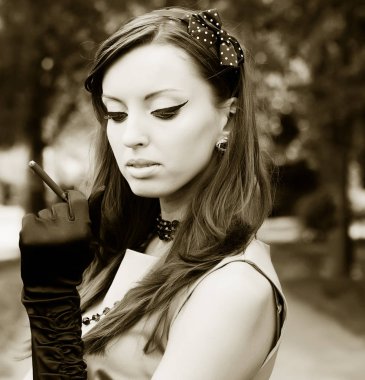 güzel genç kadın Park'ta rahatlatıcı