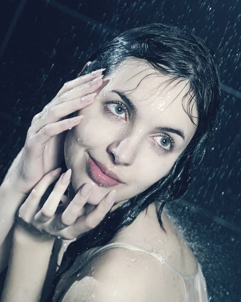 Giovane donna riccia con acqua — Foto Stock