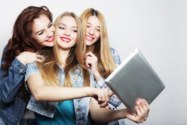 Hipster flickor vänner tar selfie med digital tablett — Stockfoto