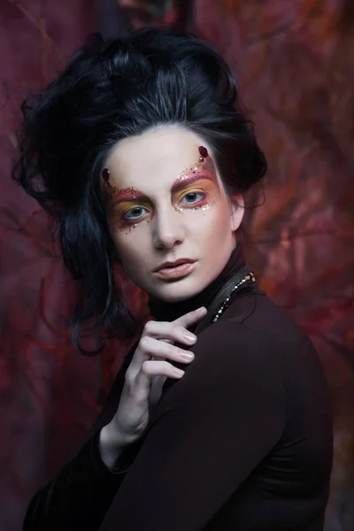 Retrato de mujer con maquillaje artístico en humo azul, fiesta la —  Fotos de Stock