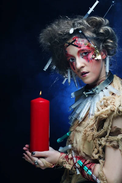 Mujer joven con disfraz de carnaval sosteniendo una vela . — Foto de Stock