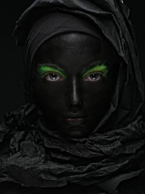 model siyah bir yüzü ile.