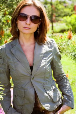 doğal bir ortamda genç iş kadını