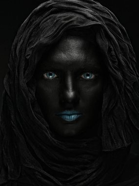 model siyah bir yüzü ile.