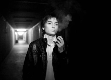 Sigara içen genç kadın.