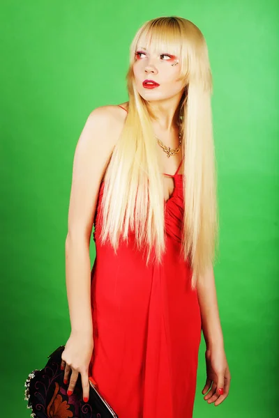 Blond i röd klänning — Stockfoto