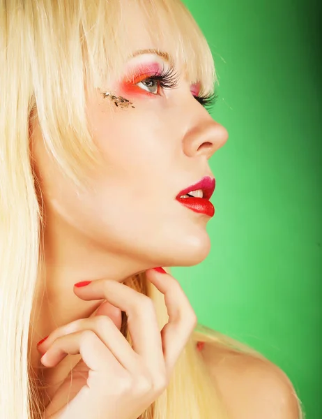 Blond kvinna med ljusa make-up — Stockfoto