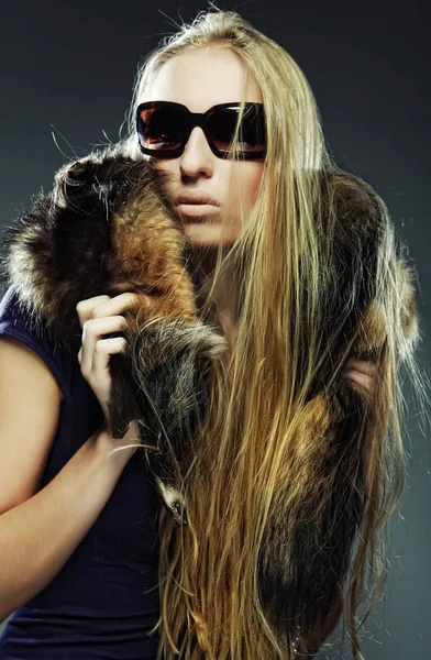 Donna che indossa i grandi occhiali da sole moderni — Foto Stock